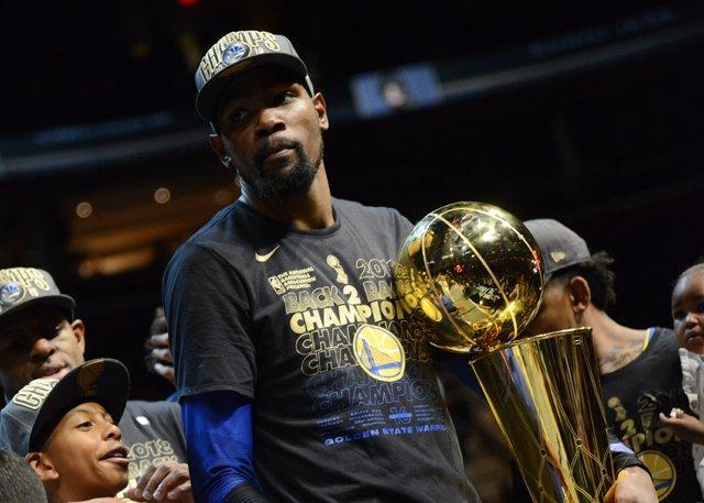 在舆论一边 在舆论一边